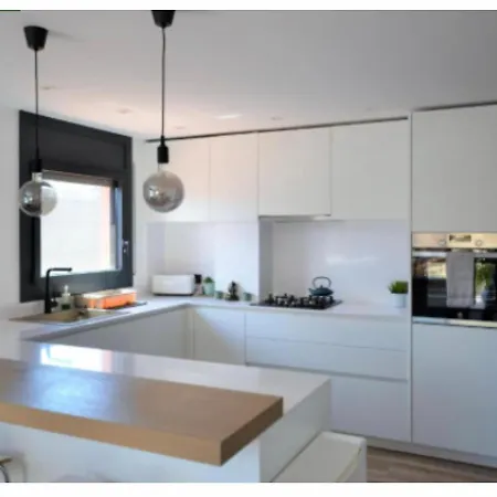 Brand New & Location!!! Spotless Apartment